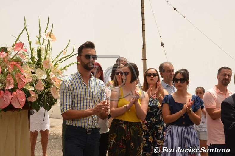 Carmelo Rodríguez, con gafas oscuras, este mediodía en la procesión de La Breña (Foto TA)